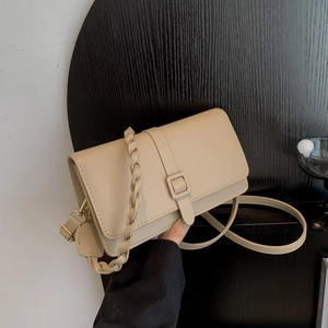 Borsa a tracolla minimalista in pelle beige con manico intrecciato e fibbia in metallo