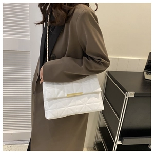 Détail du sac bandoulière blanc matelassé avec boucle dorée et bandoulière en chaîne