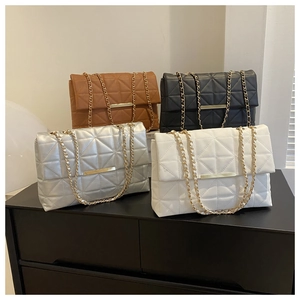 Détail de sacs carrés matelassés à chaîne en marron, noir, argent et blanc élégants