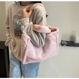 Detailansicht der flauschigen rosa Kunstpelz-Tasche mit weicher Textur und viel Platz