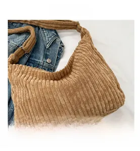 Gros plan du sac hobo en velours côtelé kaki montrant la texture et la bandoulière réglable