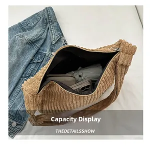 Vue de dessus du sac cabas en velours côtelé kaki montrant sa grande capacité de rangement
