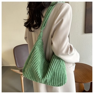 Détail du sac à épaule en velours côtelé vert avec bandoulière plissée et zip argent