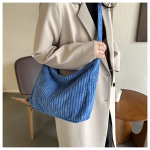 Détail du sac hobo en velours côtelé bleu montrant la texture côtelée et la grande capacité