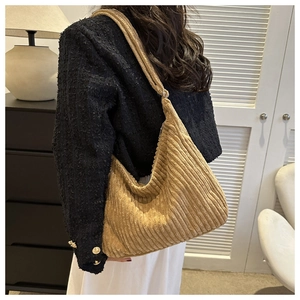 Détail du sac hobo en velours côtelé kaki montrant sa texture côtelée et sa capacité