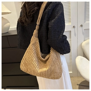 Détail du sac hobo en velours côtelé kaki avec texture rayée et bandoulière confortable