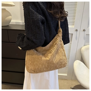 Vue latérale du grand sac cabas en velours côtelé avec texture épaisse en kaki