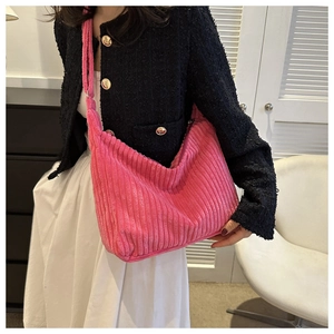 Détail de la texture d'un sac cabas en velours côtelé rose avec matière douce et fermeture