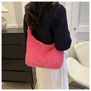 Gros plan sur la texture en velours côtelé rose vif du sac cabas au tissu nervuré