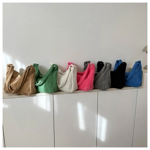 Collection de sacs cabas en velours côtelé de différentes couleurs avec texture rayée