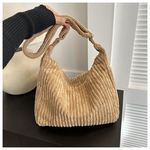 Détail du sac cabas en velours côtelé kaki montrant la texture côtelée et la boucle réglable