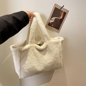 Schicke cremeweiße Plüsch-Tote-Bag aus Kunstfell mit Magnetverschluss und weichem Gurt