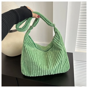 Texture détaillée du velours côtelé vert sur un sac à bandoulière hobo pour femme