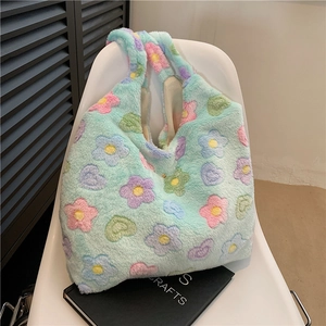 Sac cabas en peluche douce avec motifs floraux colorés sur fausse fourrure bleu clair