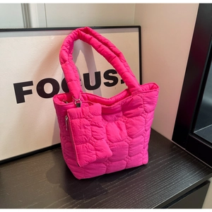 Détail du sac cabas matelassé avec une pochette zippée rose assortie