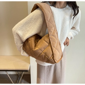 Gros plan d'un sac hobo matelassé marron avec une large bandoulière confortable