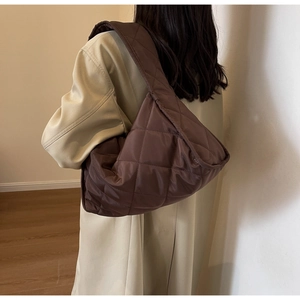 Détail du sac croissant matelassé marron foncé avec satiné et coutures en losange