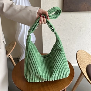 Sac hobo en velours côtelé vert herbe avec texture verticale et anneaux métalliques