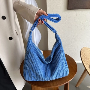 Sac fourre-tout en velours côtelé bleu vif avec large bandoulière et fermeture zippée