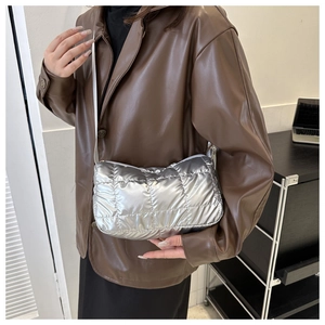 Détail du sac à bandoulière matelassé argenté avec finition brillante et sangle blanche