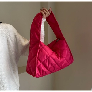 Détail du sac à bandoulière matelassé rose rouge avec losanges et finition en nylon