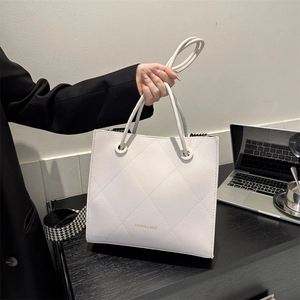 Borsa tote trapuntata bianca con logo dorato e tracolla pied de poule per ufficio
