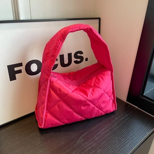 Sac à main matelassé rose vif avec motif en losanges et poignée de transport
