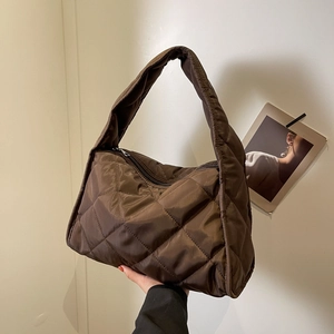 Grand sac cabas matelassé marron chocolat en nylon pour la mode automnale des femmes
