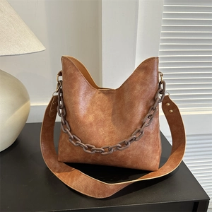 Women Large Capacity PU Leather Shoulder Bag Vintage Urban Tote Bag With Thick Chain Decoration And Wide Strap Commuting