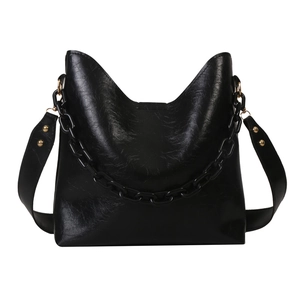 Retro black pleated tote bag with chunky chain and wide shoulder strap in polished finish