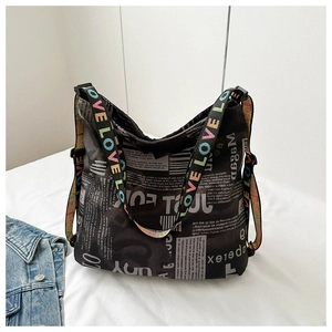 Detail der bedruckten Oxford-Tasche mit Regenbogen-LOVE-Gurt und Zeitungs-Motiv