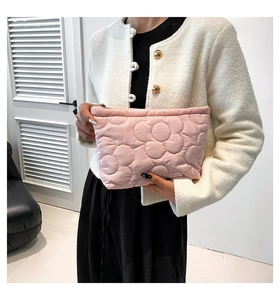 Detail van roze gewatteerde handtas met bloemenpatroon vastgehouden door een model