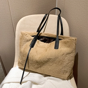 Borsa Tote da Donna in Peluche di Grande Capacità Invernale Morbida Borsa a Spalla con Spalline Nere a Contrasto Quotidiano