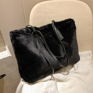 Elegante borsa tote nera in pelliccia sintetica con sottili manici in pelle di qualità