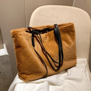 Borsa tote marrone in pelliccia sintetica con manici neri e cerniera per l'inverno
