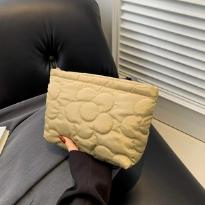 Beige gewatteerde clutch met bloemmotief, zachte vulling en ritssluiting voor vrouwen