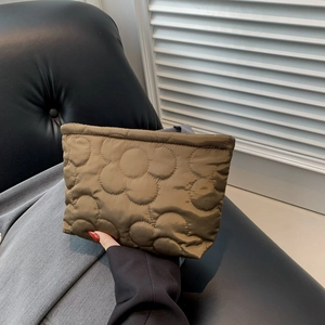 Gewatteerde nylon clutch voor dames met bloemendesign en een zachte, luchtige textuur