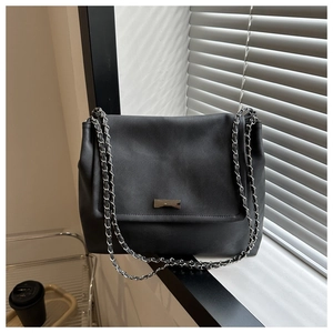 Détail du sac bandoulière noir en cuir PU avec chaîne argentée et boucle en métal