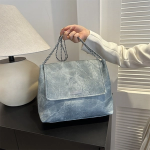Sac à bandoulière en jean bleu à la mode avec une élégante chaîne en métal argenté