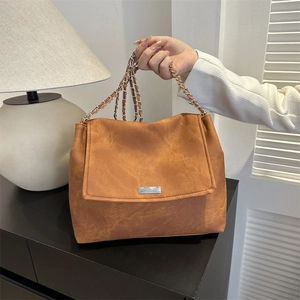 Sac à bandoulière marron en cuir texturé vintage avec chaîne argentée pour femme