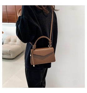 Dettaglio ravvicinato della borsa vintage marrone scuro con manici annodati in finta pelle