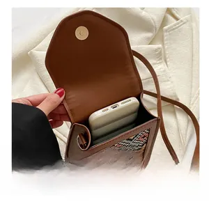 Vue détaillée du sac bandoulière en similicuir marron montrant le rangement du smartphone