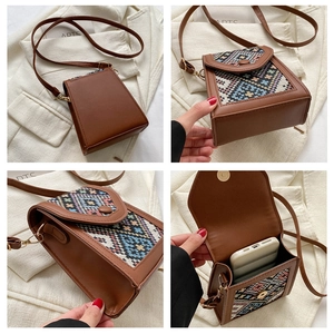Vue détaillée du sac bandoulière tissé avec motifs géométriques et fermoir magnétique