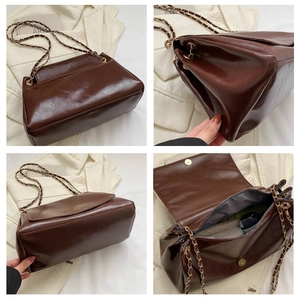 Détails du sac à bandoulière en cuir ciré marron foncé avec chaîne dorée et vue intérieure