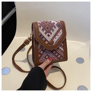 Détail du sac bandoulière ethnique avec motif tissé géométrique et garniture en similicuir