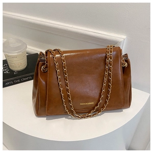 Sac cabas en similicuir marron avec bandoulières à chaîne dorée et imprimé mode