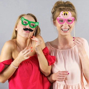Détail d'accessoires photo de fête tropicale avec lunettes flamant et fleurs