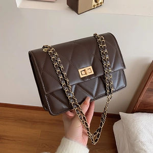 Schicke kaffeebraune Stepptasche mit goldenem Drehverschluss und Kettenriemen