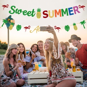 Detail von glitzernden Sweet Summer Girlanden mit tropischen Flamingo Elementen