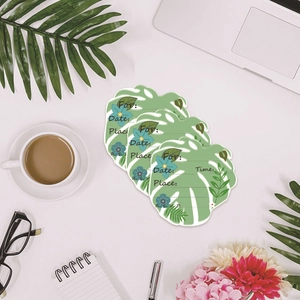 Détail de la carte d'invitation hawaïenne en forme de feuille de Monstera fleurie